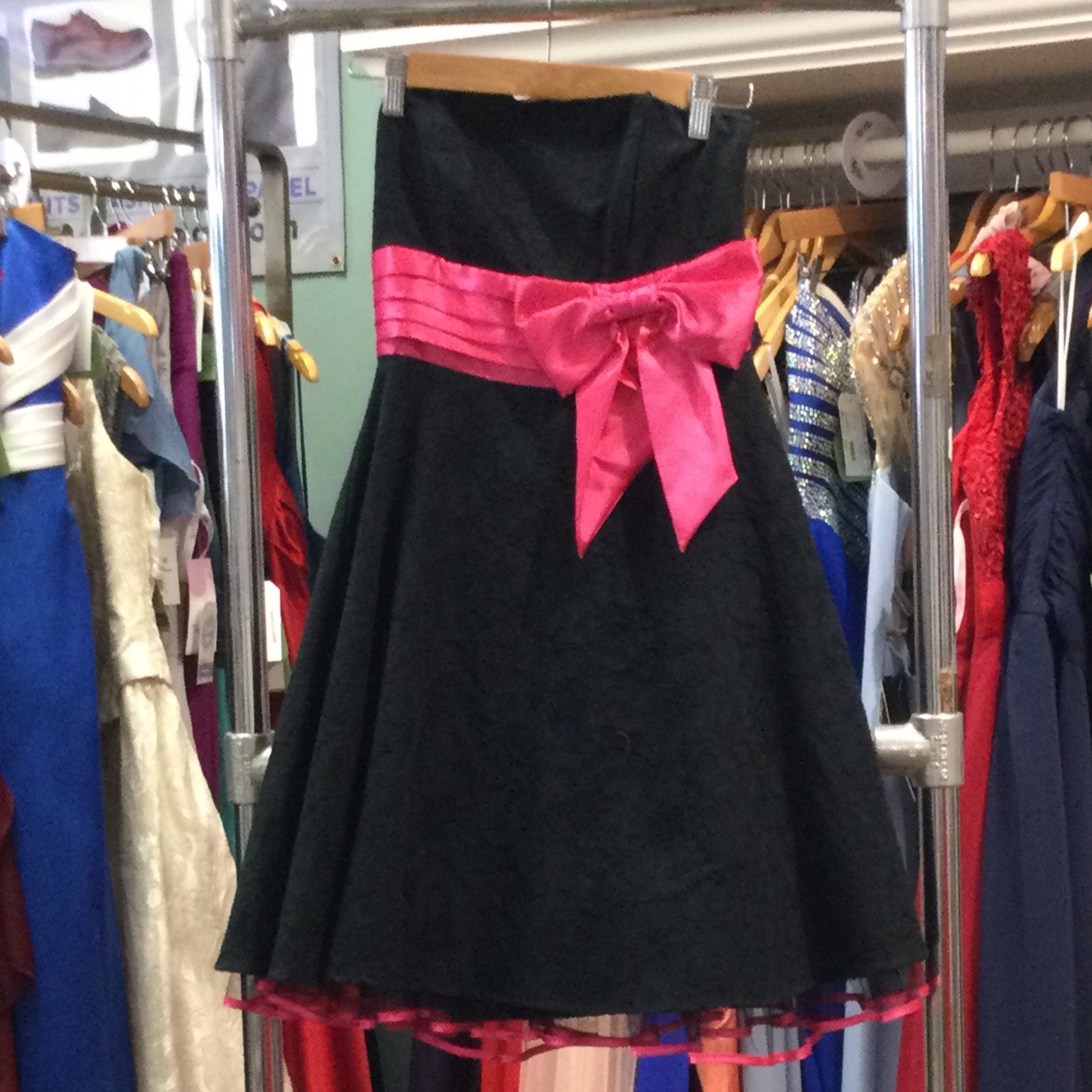 51789104 - Black AND PINK STRAPLESS FLORAL EMBROIDERED - B SMART - FORMAL DRESS (Size 5)